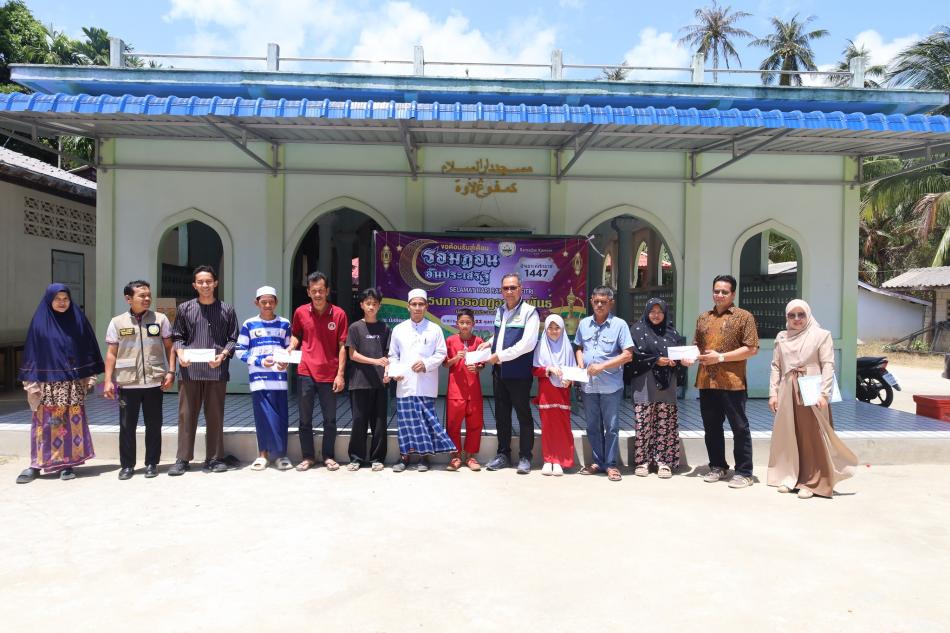 มอบทุนการศึกษาให้กับเด็กกำพร้าในพื้นที่ 